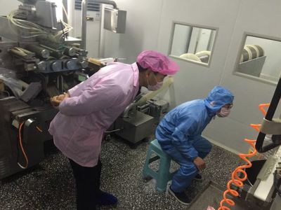 李冠甫局长带领保化科到保健食品生产企业调研检查